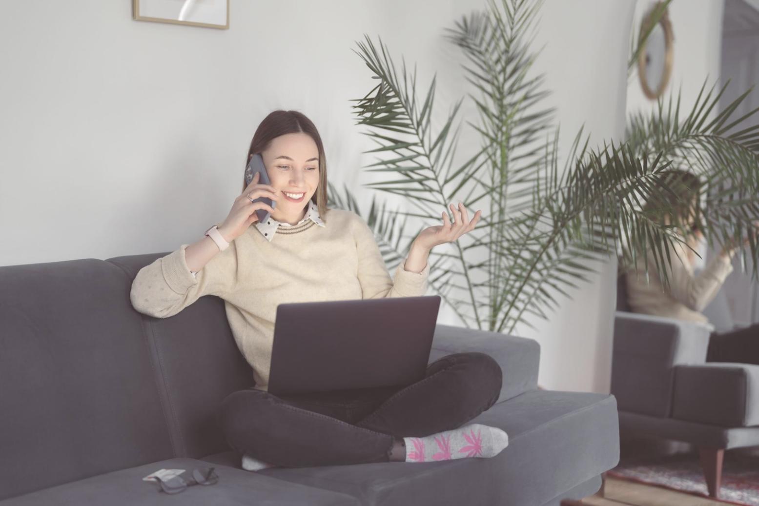 Espace de travail chaleureux avec ordinateur et documents financiers